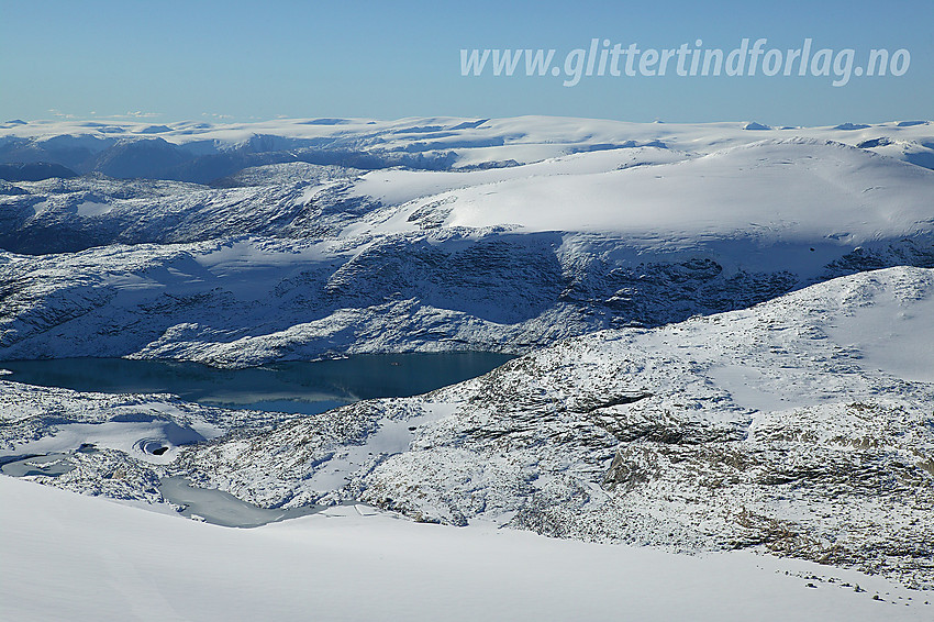 Utsikt i vestlig retning fra Søre Tverrådalskyrkja mot Isvatnet, Rivenoskulen og videre til Jostedalsbreen.