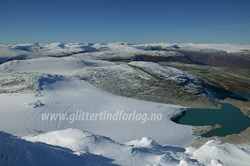 Utsikt i vestlig retning fra Søre Tverrådalskyrkja (2034 moh) mot Austre Kollebreen, Kollen, Røykjeskarhøi og videre mot nordlige deler av Jostedalsbreen.