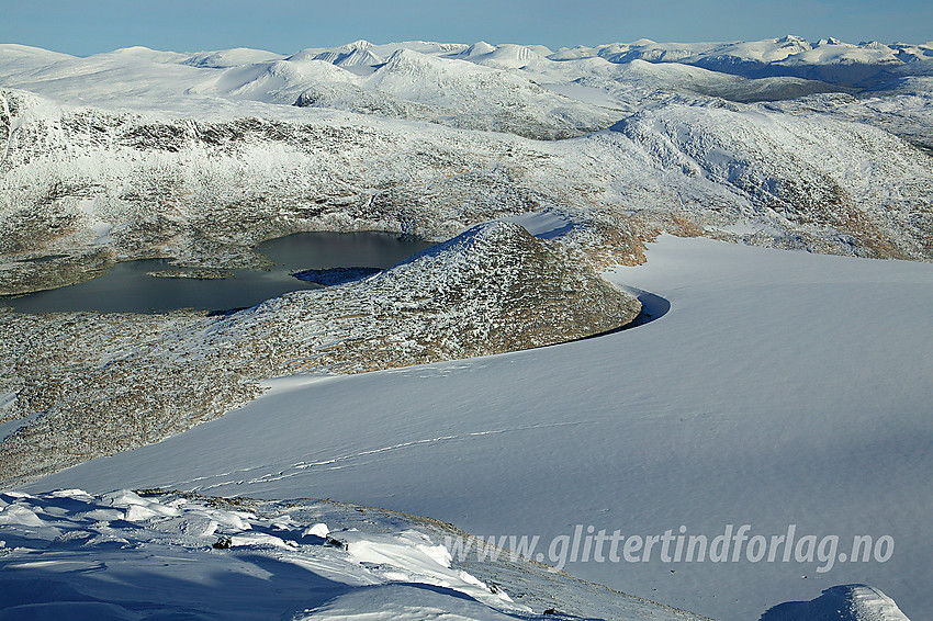 Utsikt i østlig retning fra Tverrådalskyrkja mot Fortundalsbreen, Sveinkollen (med vindgryta Heksegryta), Sveintjørni, Tundradalskyrkja og videre mot Holåtinder og Hestbreapigger. Bak til høyre ses Jotunheimen.