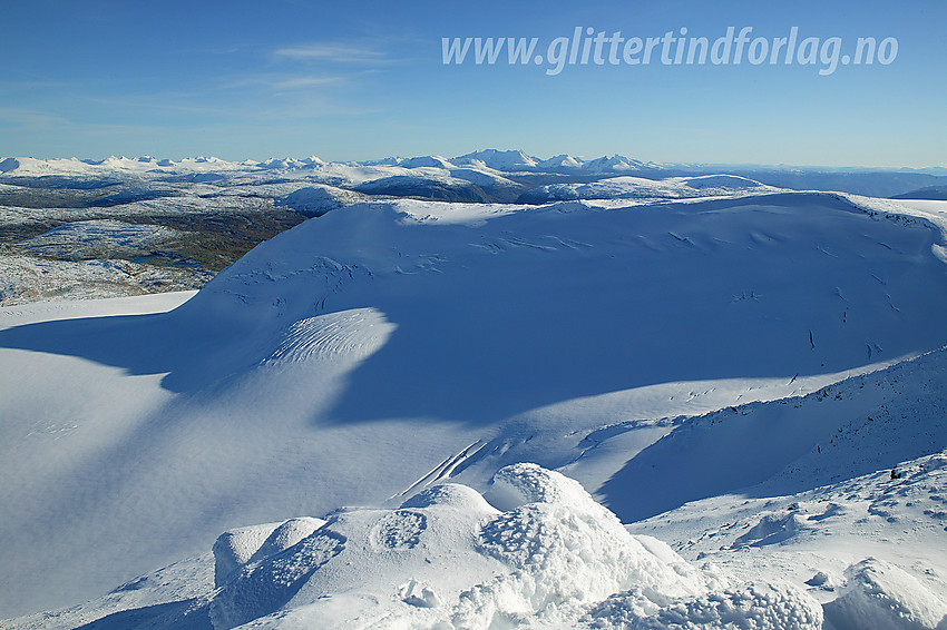 Utsikt fra Tverrådalskyrkja mot Fortundalsbreen og Steinkollen (2018 moh) og videre i retning Jotunheimen.