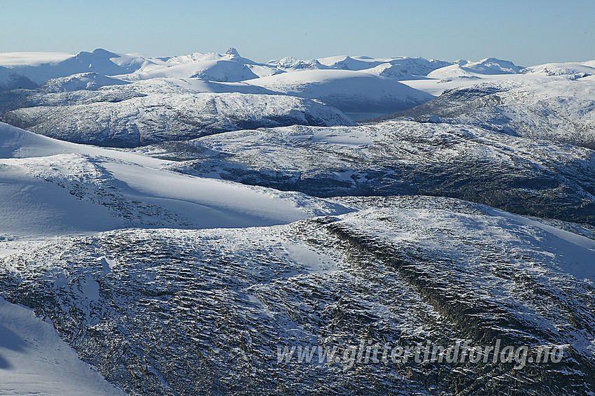 Utsikt i vestlig retning fra Tverrådalskyrkja mot bl.a. lett gjenkjennelige Lodalskåpa (2082 moh).