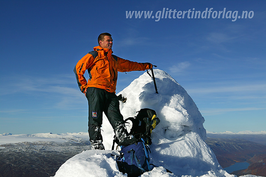 På toppen av Tverrådalskyrkja (2088 moh).