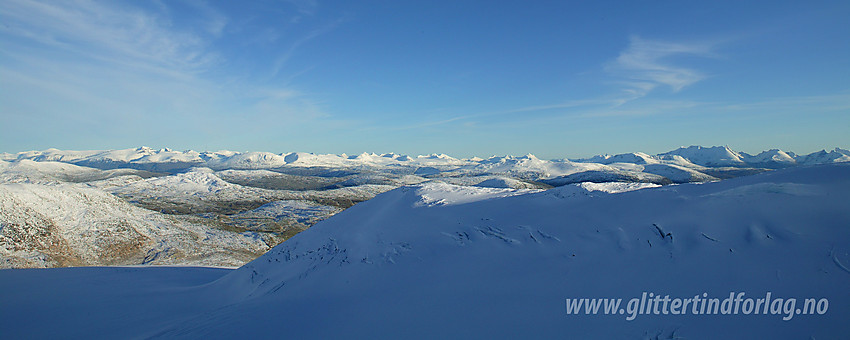 Utsikt fra Søre Tverrådalskyrkja (2034 moh). I forgrunnen ses Fortundalsbreen, mens i det fjerne pryder Jotunheimen hele horisonten.