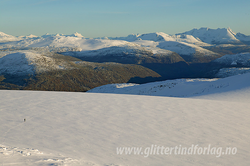 På vei over breflata som forbinder Steinkollen og Steineggi. I bakgrunnen ses bl.a. Jotunheimen med Hurrungane.