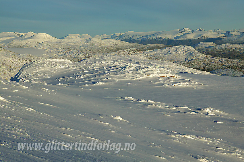 Utsikt fra Steinkollen i øst-sørøstlig retning mot Hestbreapigger og Jotunheimen. (Galfhøpiggen er lett gjenkjennlig et stykke mot høyre i bakgrunnen.)