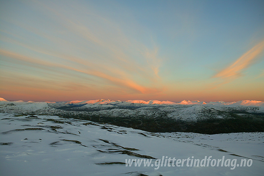 Solnedgang over Jotunheimen sett fra Steineggi (ryggen sørover fra Tverrådalskyrkja på vestsiden av Nørdstedalen).