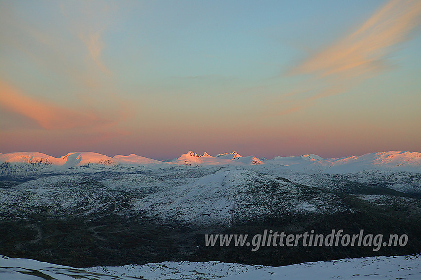 Utsikt fra Steineggi (vest for Nørdstedalen) mot Jotunheimen med Smørstabbtindane sentralt.