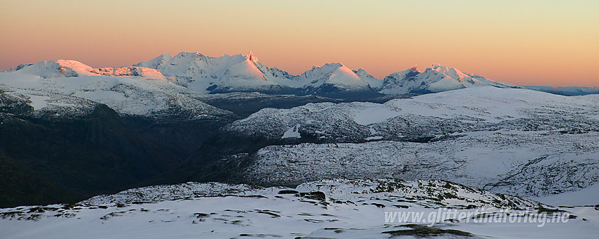 Fra Steineggi en høstkveld ved solnedgang, sør-sørøstover mot Hurrungane.