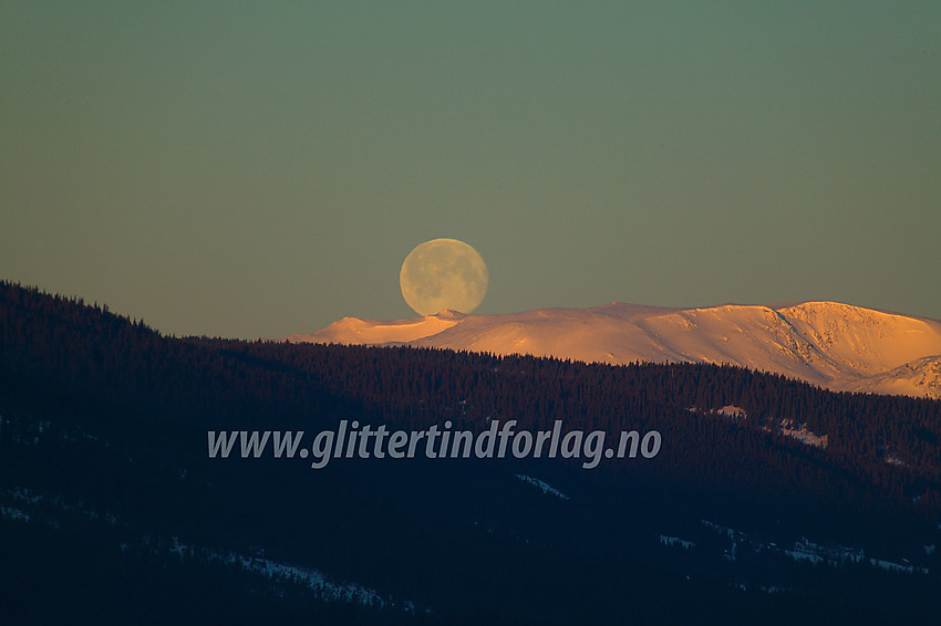 Fullmåne over Vennisfjell sett fra Skrautvål.