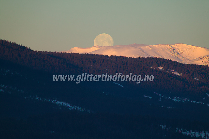 Fullmåne over Vennisfjell sett fra Skrautvål.