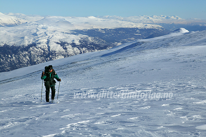 På vei opp nordflanken mot Storivilen. I bakgrunnen ses bl.a. Eggjapiken og Rondane.