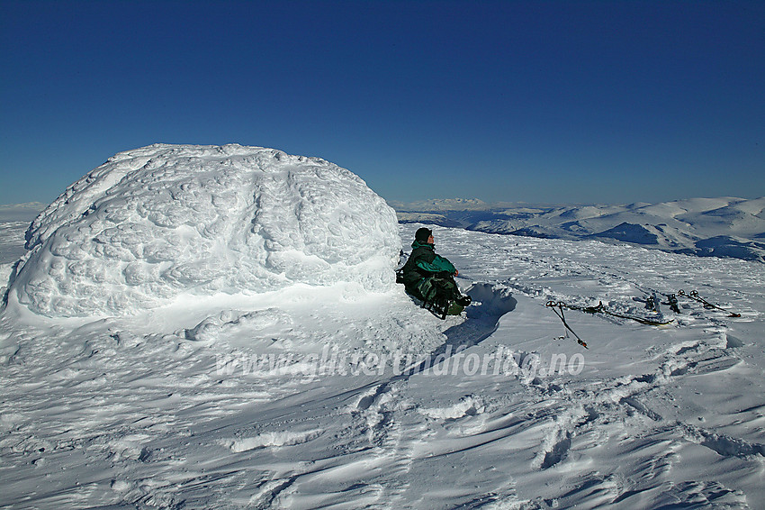 Pause i "solveggen" på den nedsnødde varden på toppen av Storivilen.