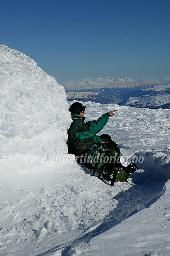 Pause i "solveggen" på den nedsnødde varden på toppen av Storivilen.