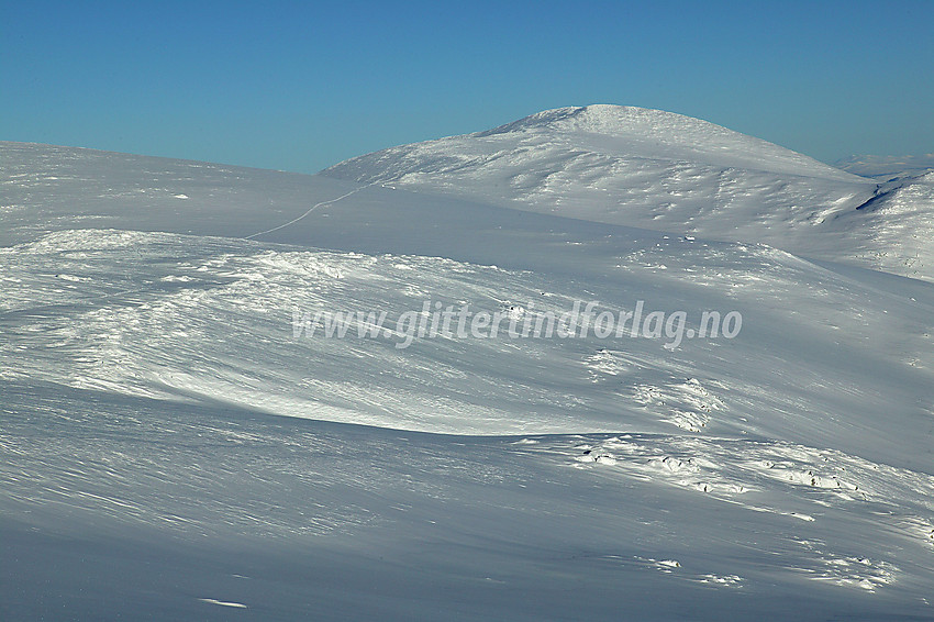 Like øst for Moldulhøe med utsikt østover til Storivilen (2068 moh). Skisporet som ses over Lendfjellet har vi nettopp lagt selv.