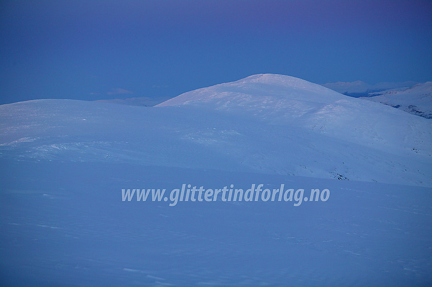 Storivilen (2068 moh) i blåtimen sett fra vest-sørvest.