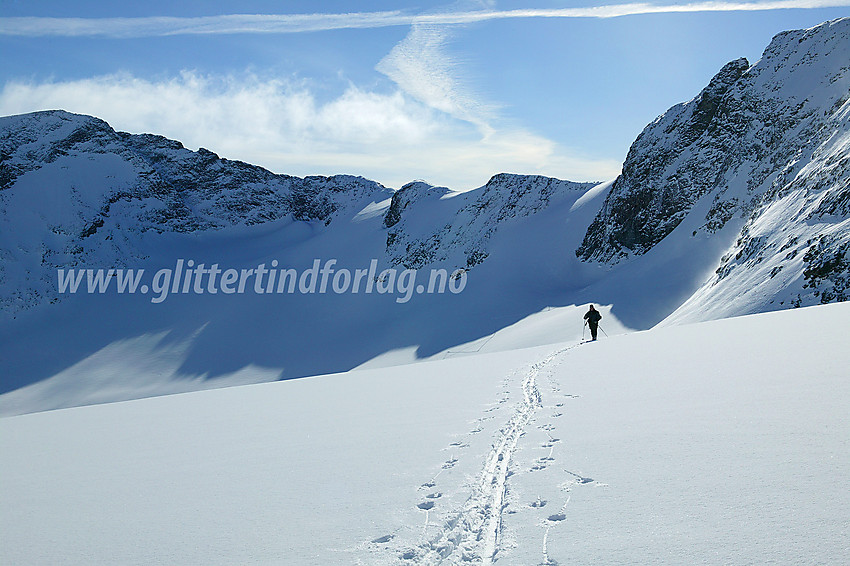 Fra Tverråbrean mot fjellryggen fra Styggehøe mot Nørdre Bukkeholstinden. De to kulene på ryggen er Styggehøe V1 (2011 moh, til venstre) og V2 (2003 moh). Til venstre ses toppen på Styggehøe (2213 moh), mens Ø2 på Nørdre Bukkeholstinden (2085 moh) er synlig til høyre.