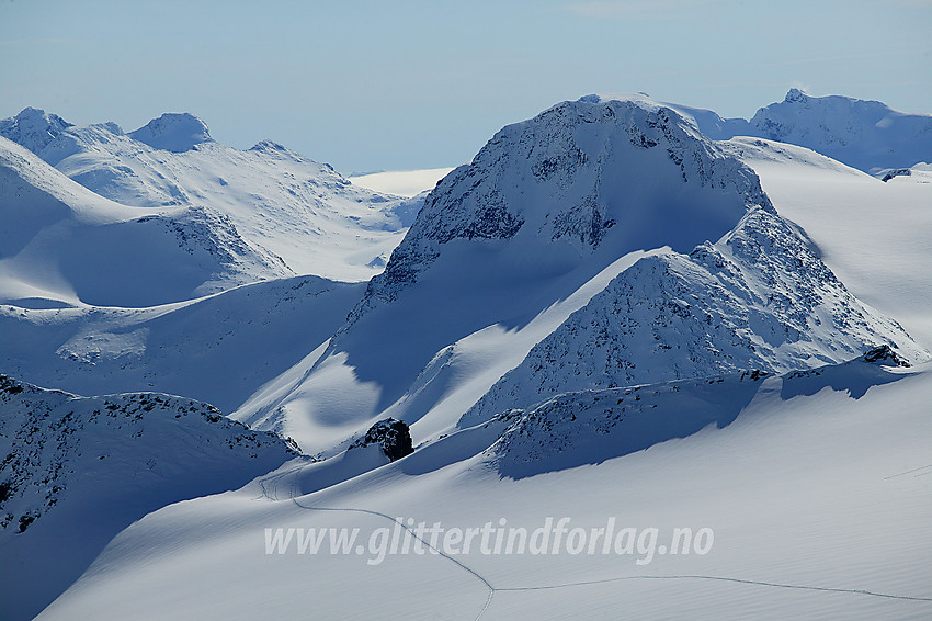 Fra Nørdre Bukkeholstinden (2149 moh) gjennom telelinsa mot Semelholstinden (2147 moh).