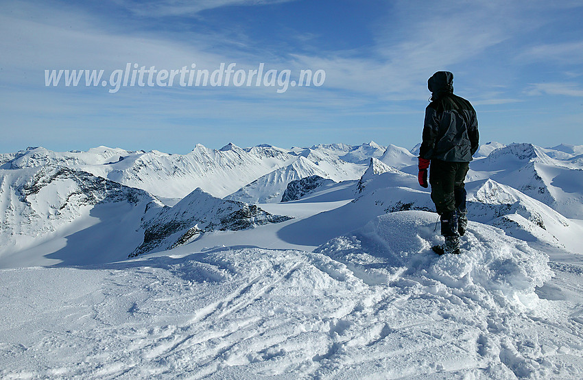 På Bukkehøe (2314 moh) med utsikt sørøstover mot store deler av det sentrale Jotunheimen.