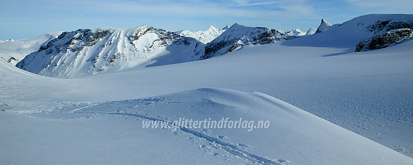 Fra Lindbergtinden (2120 moh) mot og Styggehøe (2213 moh) og Nørdre Bukkeholstinden (2149 moh) på andre siden av Tverråbrean.