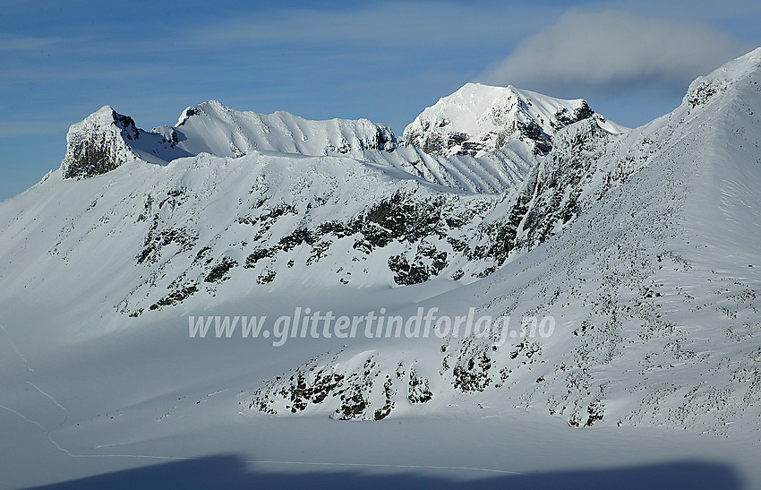 Fra Øvre Tverråbandet nord- til nordøstover mot Ymelstinden (2304 moh), Storjuvtinden (2344 moh) og Galdhøpiggen (2469 moh), for å nevne noe.