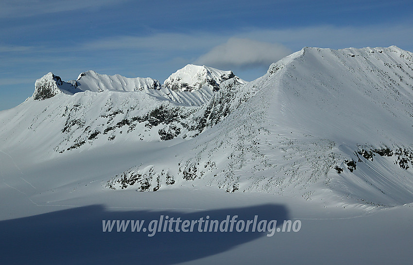 Fra Øvre Tverråbandet nord- til nordøstover mot Ymelstinden (2304 moh), Storjuvtinden (2344 moh) og Galdhøpiggen (2469 moh), samt Store Tverråtinden i høyre bildedel, for å nevne noe.