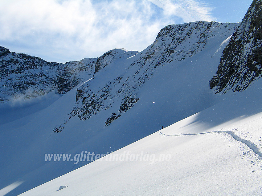 Fra Tverråbrean mot fjellryggen fra Styggehøe mot Nørdre Bukkeholstinden. De to markerte kulene på ryggen er Styggehøe V1 (2011 moh, i midten) og V2 (2003 moh, til høyre).