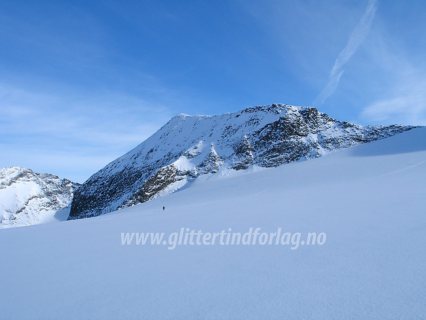 På tur over Tverråbrean med Nørdre Bukkeholstinden (2149 moh) midt imot.