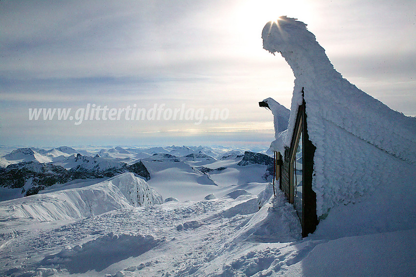 Flatt og mykt vinterlys over Jotunheimen. Fra Galdhøpiggen mot med utsikt sørover.