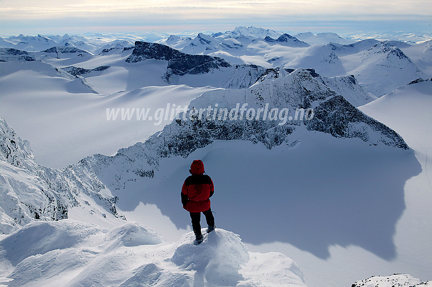 Flatt og mykt vinterlys over Jotunheimen. Fra Galdhøpiggen mot sørvest, med bl.a. Storjuvtinden (2344 moh) sentralt og Bukkehøe (2314 moh) bak denne.