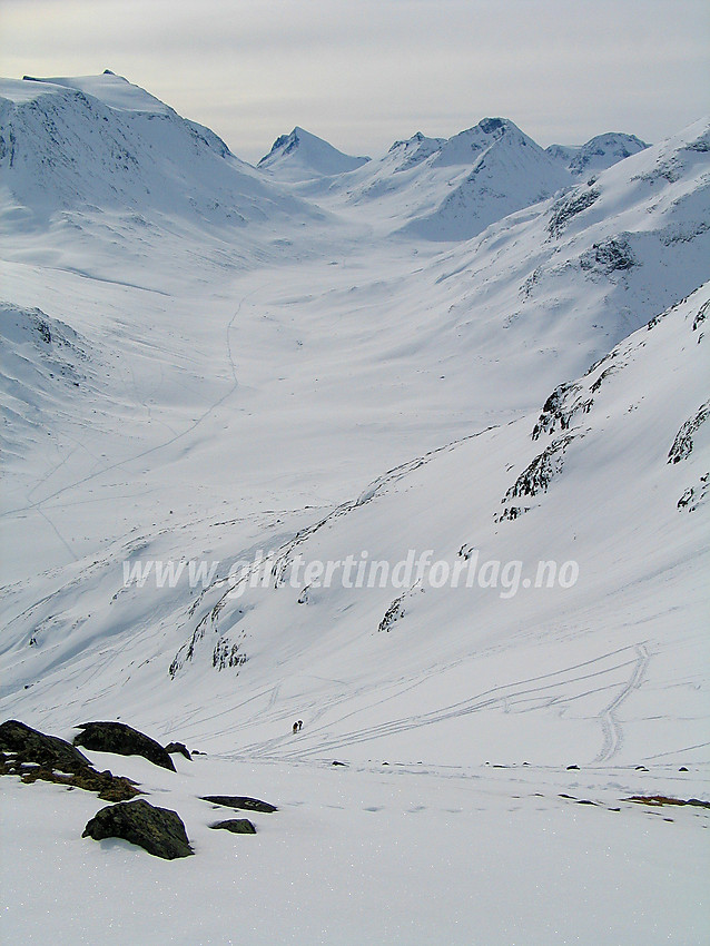 På tur opp bratta ovenfor Spiterstulen med Galdhøpiggen som mål. Utsikten oppover Visdalen, med bl.a. Store Urdadalstinden (2116 moh) og Semeltinden (2236 moh) midt imot, er upåklagelig.