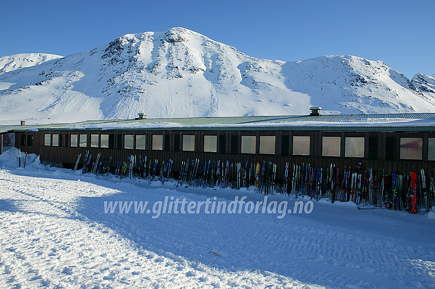 Utenfor Leirvassbu med Tverrbottinden Midtre Sør (2106 moh) og Søre Tverrbottinden (1971 moh) i bakgrunnen. Tallrike skipar venter på å tas i bruk denne flotte påskedagen.