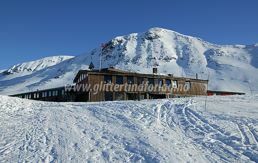 En strålende vinterdag på Leirvassbu. I bakgrunnen ses den sørligste av toppene på Midtre Tverrbottinden (2106 moh).