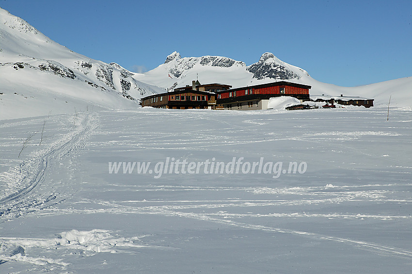 Fra Leirvatnet mot Leirvassbu med bl.a. Sokse (2189 moh) og Geite (2002 moh) i bakgrunnen.