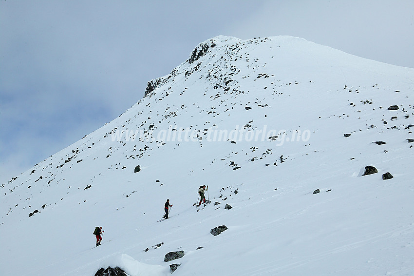 Gruppe skiløpere på vei til Kyrkja (2032 moh) som ses i bakgrunnen.