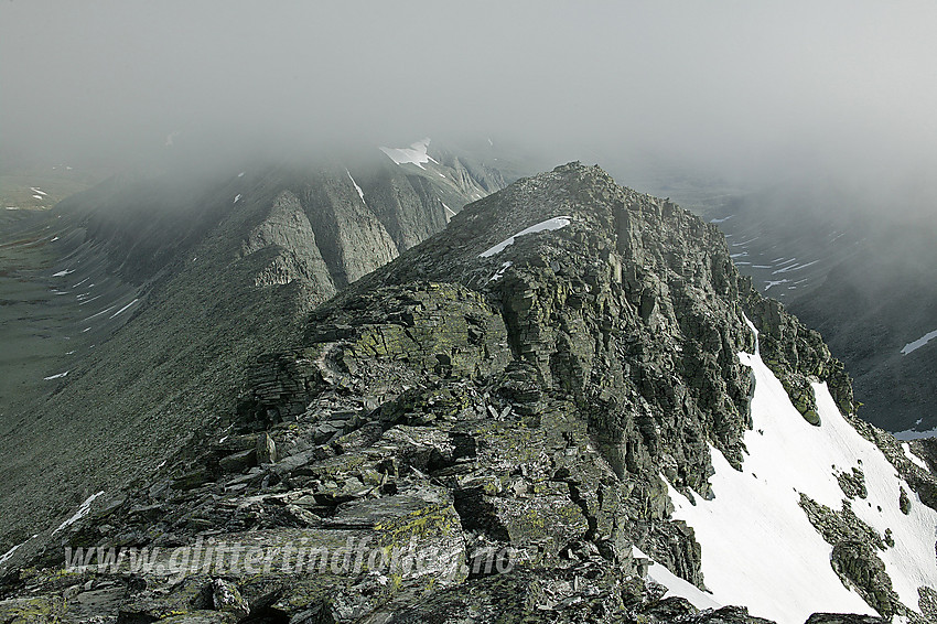 Delvis i tåka på toppen av Storsemden (2016 moh) mot sekundærtoppen Nordøst for Storsmeden (ca. 2001 moh).