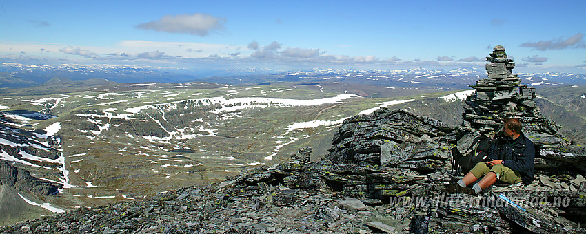 På toppen av Trolltinden (2018 moh) med utsikt nordvestover i retning Gråhøe og videre mot Dombås og Lesja. Bak til høyre ses deler av Dovrefjell.