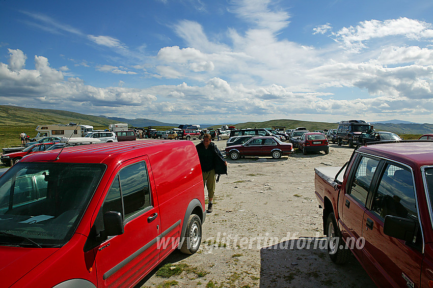 Ved Spranget parkering ved nasjonalparkgrensa mot Rondane. Parkeringsplassen er stor, men det hindrer ikke at det fort blir fullt på fine sommerdager.