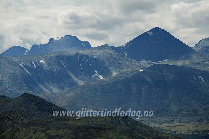 Fra Kyrkjekletten med telelinsa mot Høgronden (2215 moh, til høyre) og Rondslottet, (2178 moh, til venstre).