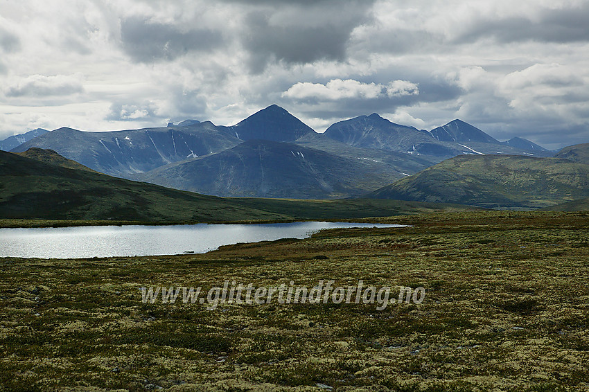 Høgronden (2215 moh, til venstre), de to Midtrondene (2060 og 2042 moh) og Digerronden (2016 moh, til høyre) sett fra foten av Kyrkjekletten.