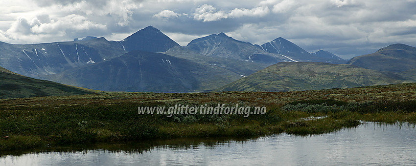 Høgronden (2215 moh, til venstre), de to Midtrondene (2060 og 2042 moh) og Digerronden (2016 moh, til høyre) sett fra foten av Kyrkjekletten.