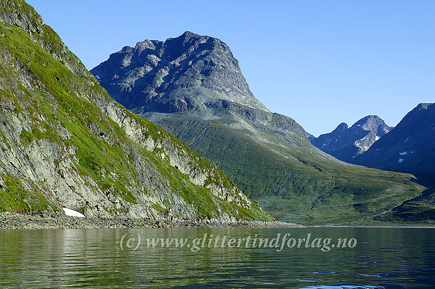 På padletur langs Bygdins sørbredd, her innunder Grøneberget med Grønebergodden forut. I bakgrunnen bl.a. Torfinnstindane, Torfinnsdalen og Vestre Leirungstinden.