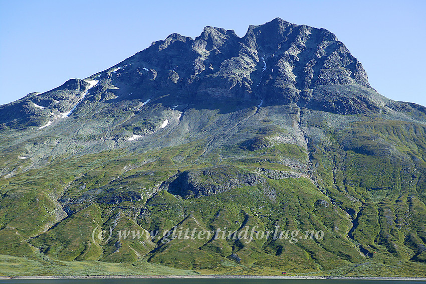 Torfinnstindane sett fra kajakk på Bygdin. Fra venstre mot høyre: Vestre (2085 moh), Midtre (2110 moh) og Øystre (2119 moh).
