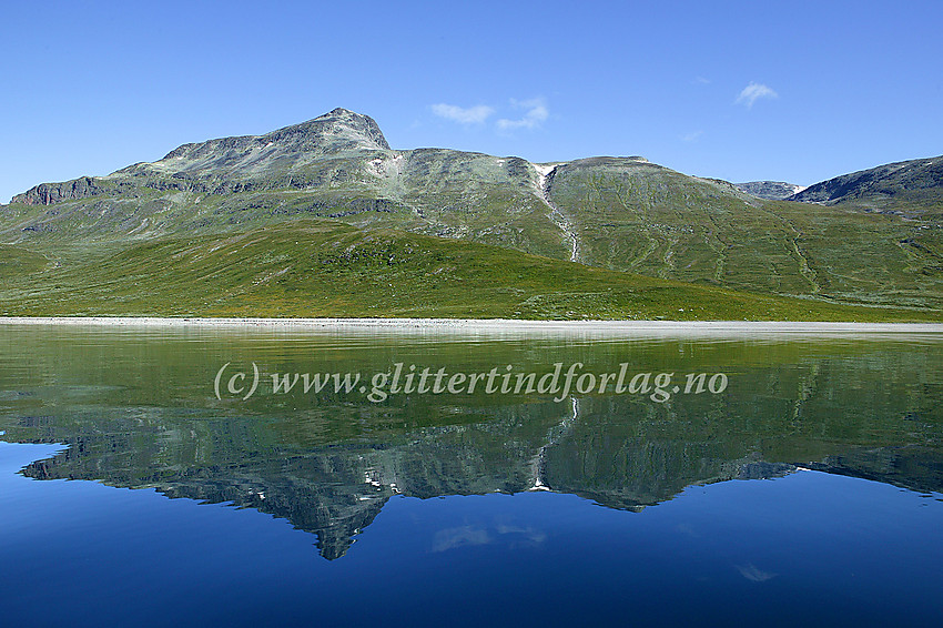 Padling på Bygdin en blikkstille sommerdag. Her er det Nørdre Kalvehølotinden (2019 moh) som speiler seg.