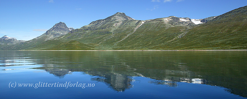 Padling på Bygdin en blikkstille sommerdag. Her mot bl.a. Torfinnstindane (2119 moh), Nørdre Kalvehølotinden (2019 moh) og Kalvehølene.