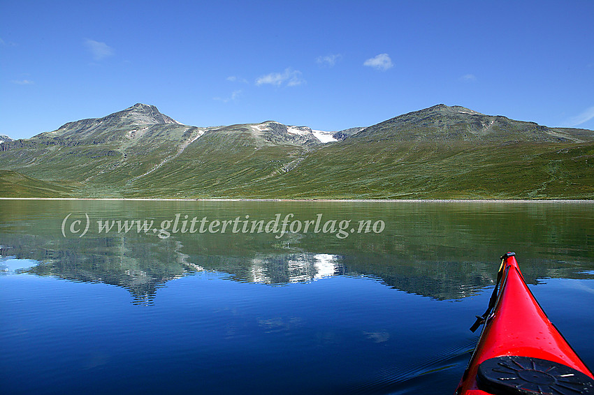 Padling på Bygdin en blikkstille sommerdag. Her mot Nørdre og Søre Kalvehølotinden.