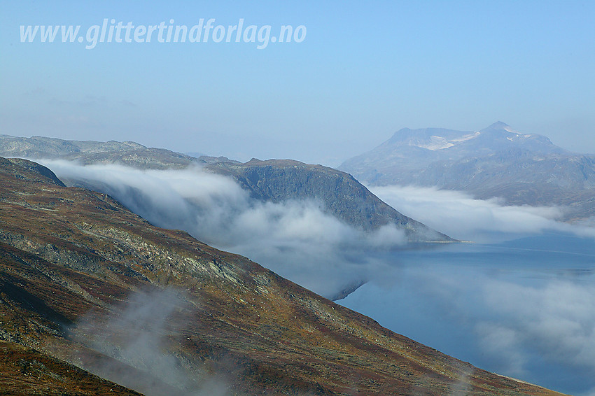 Utsikt fra Marabotthornet i vestlig retning mot Grøneberget, Bygdin og Galdebergtinden (2075 moh), for å nevne noe. Legg merke til tåkeskyene som kommer veltende inn både over fjellryggen til venstre og fra vestenden av Bygdin.