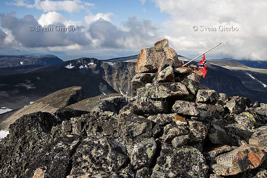 A battered Norwegian flag left on Trollsteineggje. Towards Nørdre Trollsteinhøe. Jotunheimen National Park. Norway.