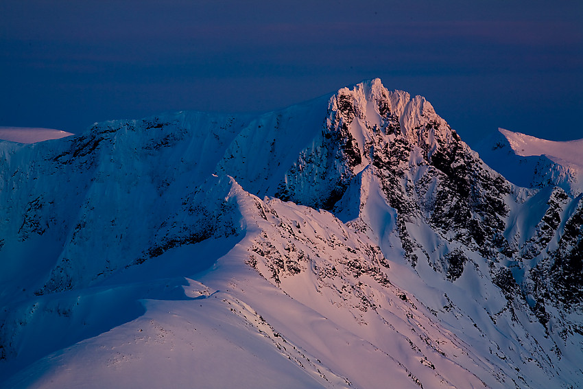 Kveldslys over Storetinden (1408 moh). 