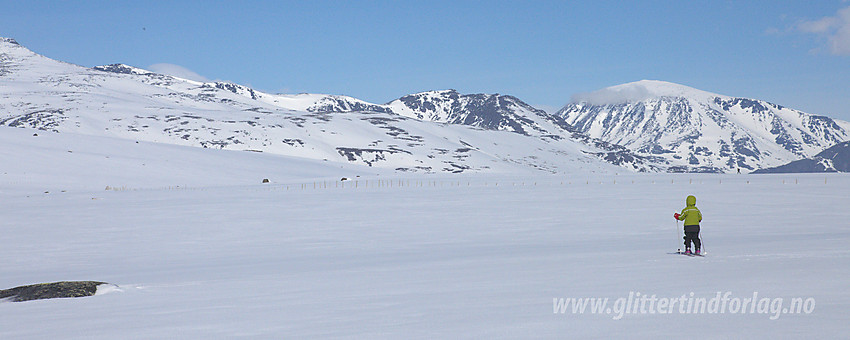 Liten skiløper på Valdresflye. I bakgrunnen til høyre: Besshøe (2258 moh).