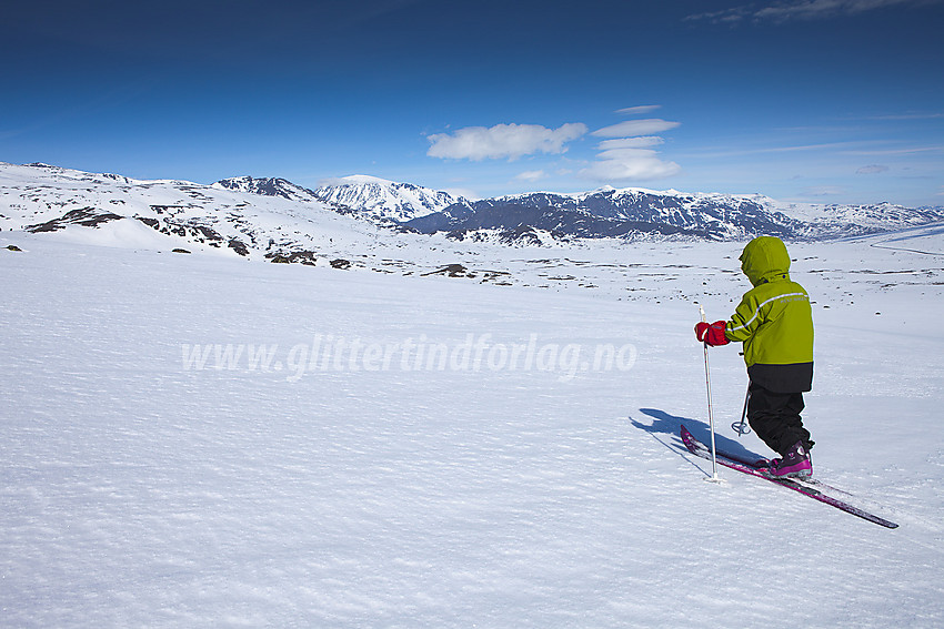 Liten skiløper på Valdresflye. I bakgrunnen ses bl.a. Besshøe (2258 moh).